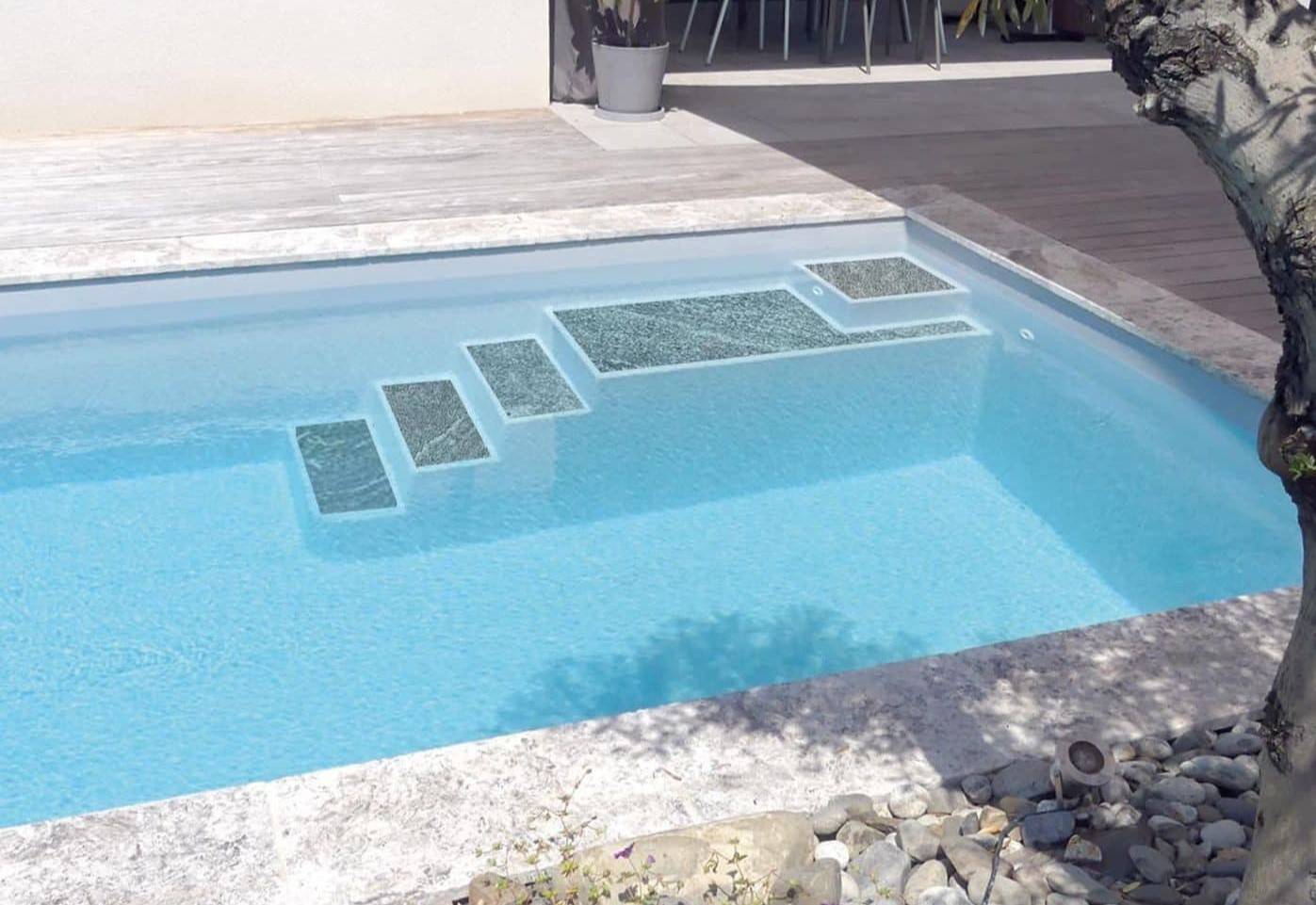 Piscine coque haut de gamme : L'ÉCLATANT ( 11 M X 2,95 M )