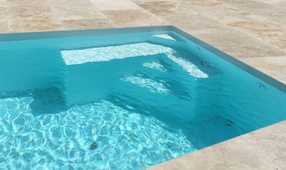 mini piscine coque moins de 10m2 avec escaliers 